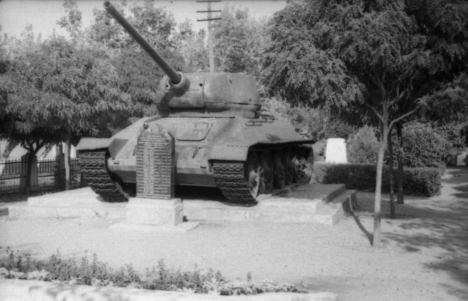 1957   1958. Братская могила